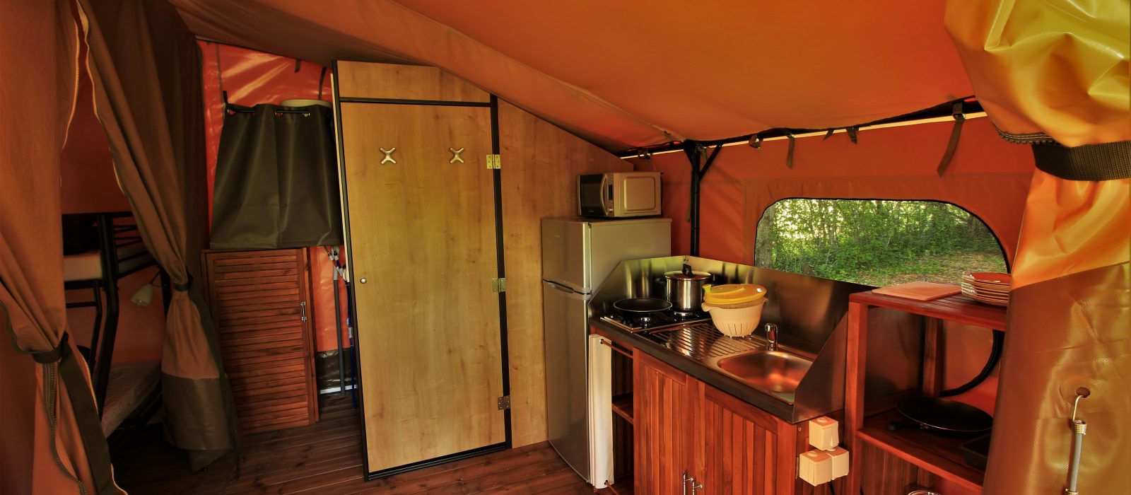 cuisine et salle de bain tente victoria camping Au p'tit Bonheur