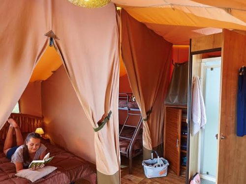 une tente confortable et équipée au camping Au P'tit Bonheur en Dordogne