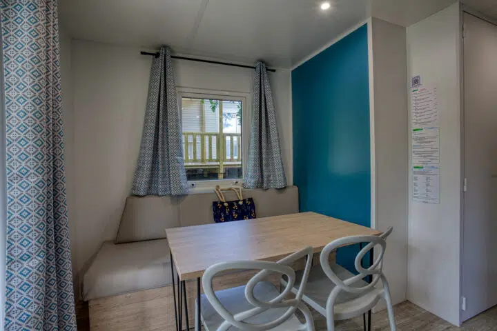 mobilhome-confort-4pers-coin-repas