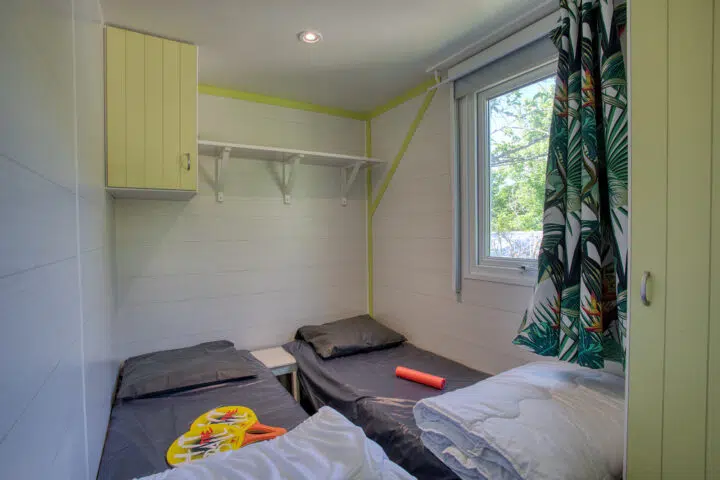 mobilhome-standard-4p-chambre-lits-simples